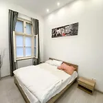 City Downtown Apartment For 6
