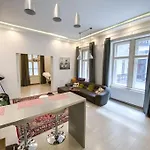 City Downtown Apartment For 6